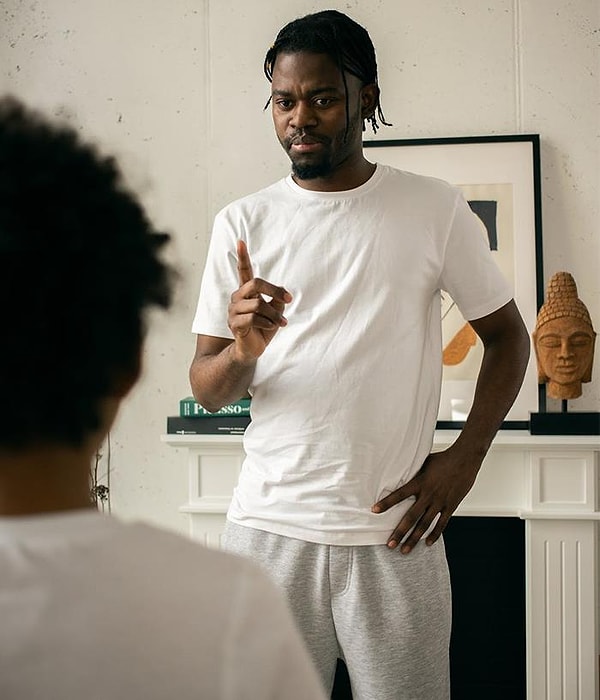 1. Вся моя семья усадила меня напротив, когда мне было 12 лет, чтобы сказать, что я толстею.  Это было через несколько месяцев после того, как я сказал им, что над мной издеваются и я не знаю, как с этим справиться.  Мой папа психолог. ЭТО НЕ НОРМАЛЬНО!