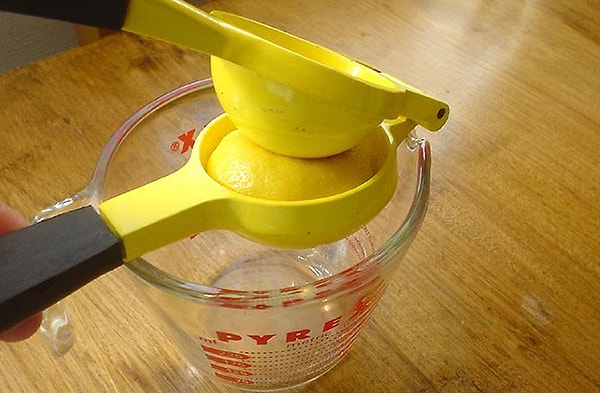 4. Люди часто добавляют соль в блюдо только потому, что им кажется, что оно невкусное. Но, на самом деле, им действительно нужна кислота, такая как лимонный сок или уксус