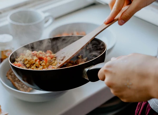 13. Больше огня не значит что еда хорошо и быстрее приготовится, скорее всего вас ждет подгоревшее дно