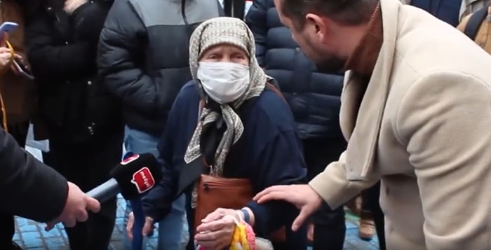 80 Yaşında Sokakta Lif Satan Teyze: 'Sıkıntı Çekiyoruz Hem de Nasıl, Beni Hapse mi Atacaklar, Atsınlar!'