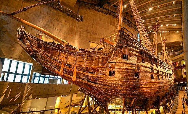 10. İsveç savaş gemisi Vasa. 1628'de çıktığı ilk seferinde battı ve 333 yıl sonra el değmemiş bir halde denizden geri çıkarıldı.