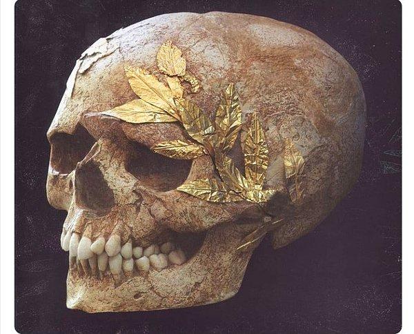 25. Helenistik çağda, altın çelenk kazanan bir atletin kafatası.