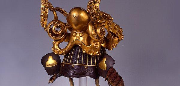 29. Japonya, Edo Dönemi'nde (1603-1868) tasarlanmış, ahtapot kolları uzanan bir samuray miğferi.