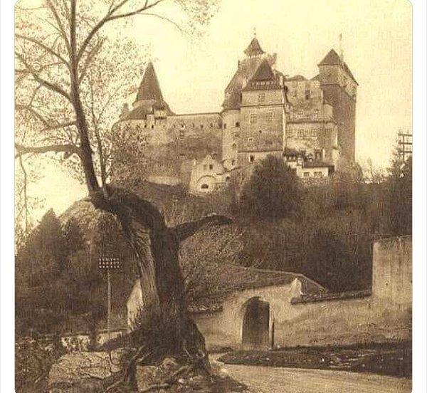 30. Terkedilmiş Dracula'nın kalesinin 1920 yılında Romanya'da çekilmiş bir fotoğrafı.