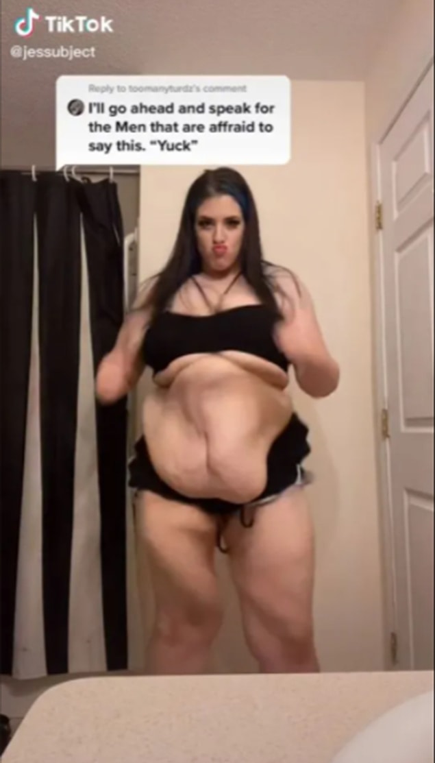 Ancak Jess, gelen kötü yorumları silmek yerine onlara vücudunu gösterdiği videolar ile cevap veriyor!