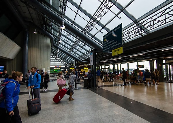 1. Звучит нелогично, но когда вы отправляетесь в Исландию, выберите ресторан в аэропорту, пообедайте там и закупитесь немного в магазине. Не торопитесь к выходу из аэропорта - Исландия все еще будет там через час.  Большинство людей так спешат выбраться из аэропорта, что даже не подозревают, что международный термиал - это их последний шанс избежать впечатляюще высокого налога Исландии на готовую еду и алкоголь. В аэропорту Рейкьявика довольно хорошая еда, а в международном терминале нет налогов.