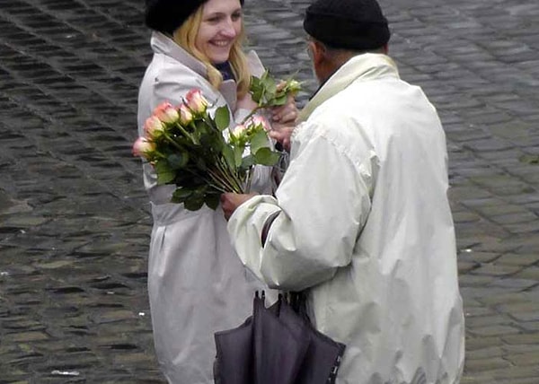 2. Никогда не берите то, что вам подали в руки.