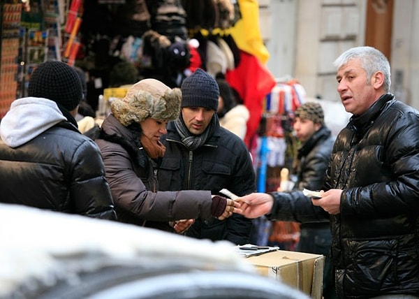 3. Если вы находитесь в многолюдном месте и кто-то подходит к вам и говорит: "My friend, my friend" (Мой друг, мой друг), просто продолжайте идти, не обращая внимания