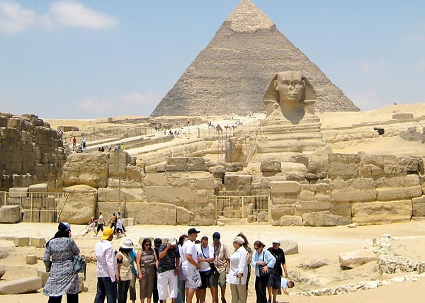 7. У пирамид в Египте люди с поддельными значками скажут вам, что вы должны доплатить им, чтобы увидеть Сфинкса. Но помните, что вам не нужно ничего никому доплачивать, ибо это входит в цену.