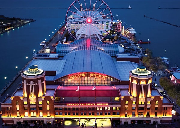 11. Военно-морской пирс и Сирс-Тауэр в Чикаго. Если вы турист в городе, возьмите вместо этого экскурсию на архитектурной лодке и выпейте в Signature Room в Hancock и насладитесь видом оттуда.