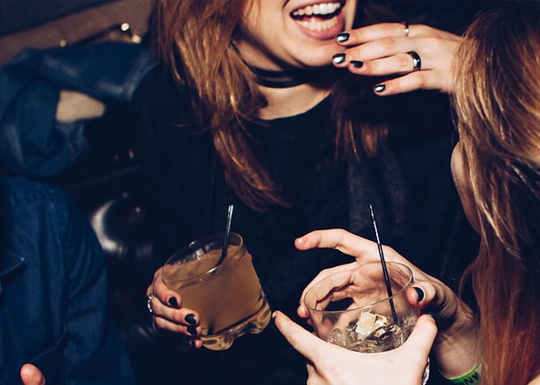 13. Если вы молодой парень и какие-то привлекательные женщины приходят из ниоткуда, думая, что вы симпатичный, и просят пойти в бар, не ходите.  Очень распространена афера, когда они начинают всю ночь заказывать вам алкоголь по смехотворной цене. Вы узнаете об этом только в конце ночи, когда получите счет на сотни долларов.