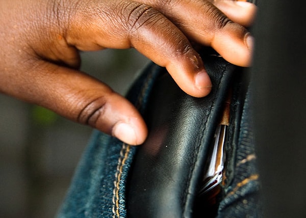 14. Всегда держите свои вещи под рукой, когда кто-то, кого вы не знаете, приближается к вам в туристической зоне. В Европе, особенно в больших городах, таких как Париж, у карманников есть техника, при которой они отвлекают вас, чтобы украсть ваши вещи. Если к вам подходит незнакомец, чтобы поговорить, сосредоточьтесь на карманах, кошельке и телефоне.