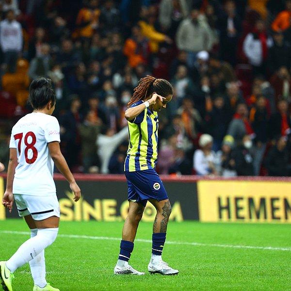 Shameeka Fishley, Galatasaray-Fenerbahçe kadın futbol derbisinde hat-trick yapan ilk futbolcu oldu.