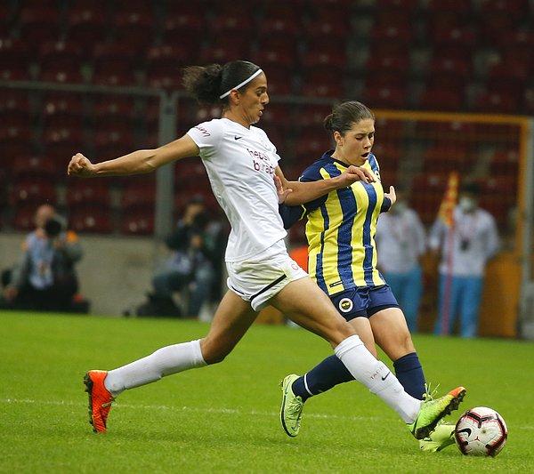 Kadın futbol takımlarını bu yıl kuran Galatasaray ve Fenerbahçe, kadına yönelik şiddete karşı farkındalık oluşturmak için karşı karşıya geldi.