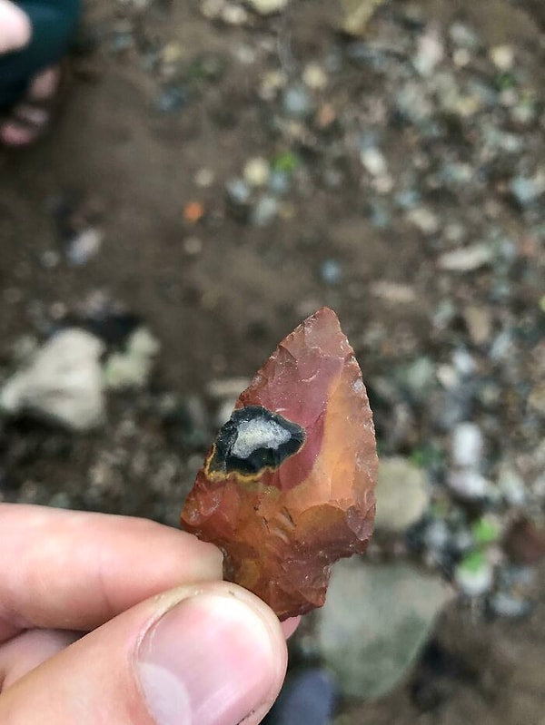 11. Нашел наконечник стрелы в высохшем ручье!