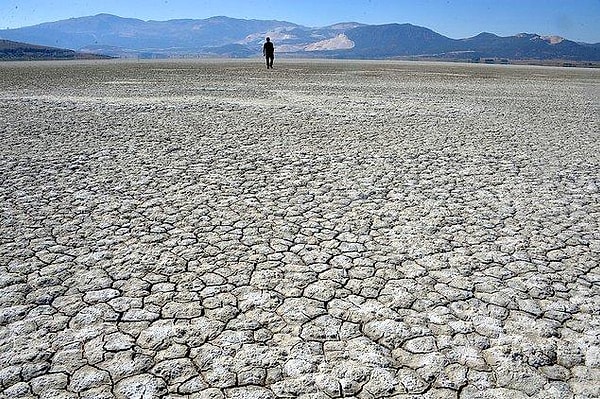 2. Burdur: Etrafında 50'nin üzerinde mermer ocağı bulunan Yarışlı Gölü çöle döndü...