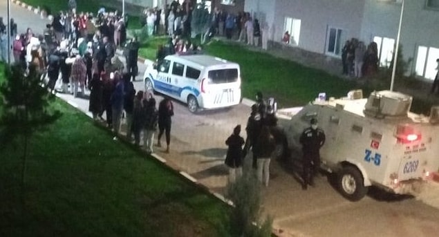 Çok sayıda polisin sevk edildiği protesto eylemi, yönetiminin öğrencilere sorunların çözüleceği sözü vermesi ile son bulmuştu.