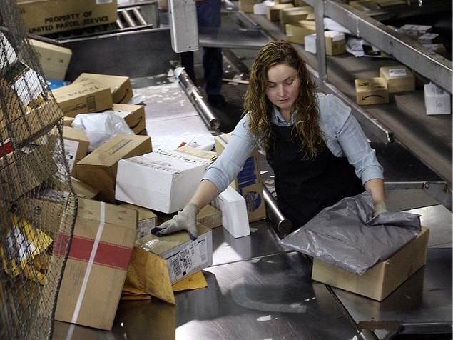 1. "UPS deposunda paket düzenliyorum. Saatlik 25 dolar kazanıyorum, eğer günde 5 saatten fazla çalışırsam çalıştığım her saat için bir buçuk katını alıyorum."