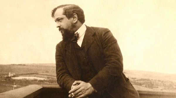 Her çalgının özgün tınısının korunmasını gerektiğine inanan, buna rağmen birçok kuralı yıkan Claude Debussy hangi akımın başlıca temsilcisidir?