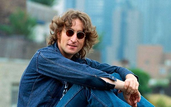 Kendi soyismiyle ilk solo albümünü çıkaran grup üyesi John Lennon’dı.