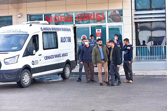 Cenazeyi almaya babayla beraber dernek başkanı geldi