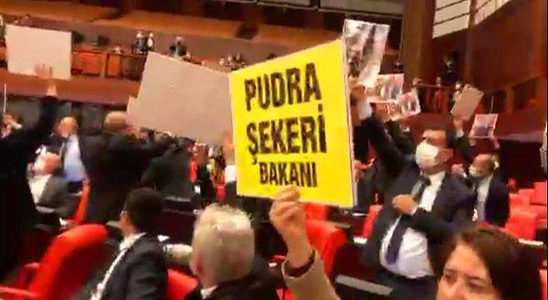 Soylu'nun konuşması sırasında HDP'li vekiller pankart açtı.