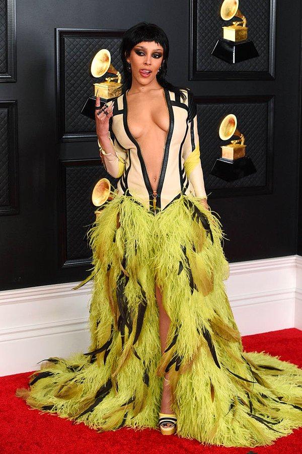 6. Doja Cat'in Grammy Ödülleri'nde giydiği değişik tasarımlı elbise iddialı bulunmuştu.