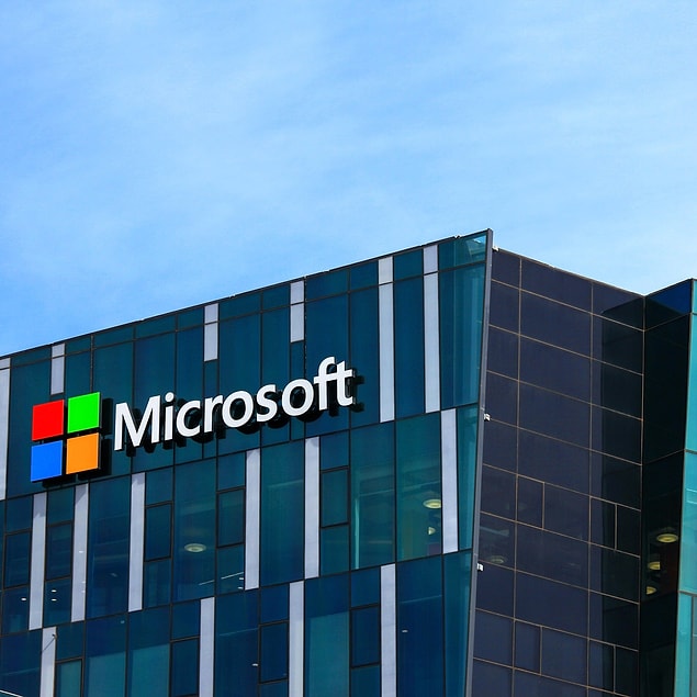 Haklı da sayılırlar çünkü Microsoft'un araştırmasına göre, bu bir saatlik toplantı süresi dikkat süremizin izin verdiğinden neredeyse iki kat daha uzun. Bu nedenle olsa gerek toplantılara katılırken kullanıcılar genellikle yatağa uzanmayı tercih etmiş.