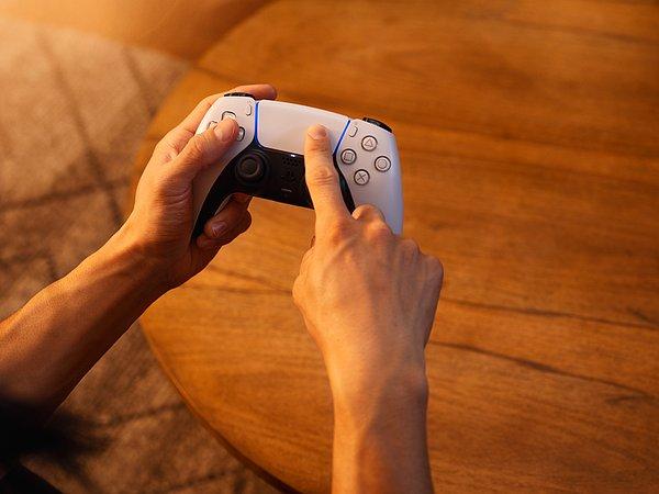 DualSense Kasım 2020'de piyasaya sürülen PS5 oyun konsolu için üretilen kablosuz kontrol cihazına verilen isimdir.