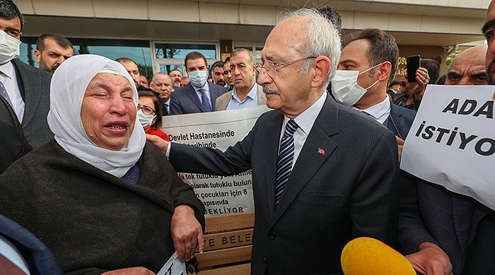 Kemal Kılıçdaroğlu, Emine Şenyaşar'ı Ziyaret Etti: 'Gün Gelecek Bu Devlet Emine Şenyaşar ile de Helalleşecek'