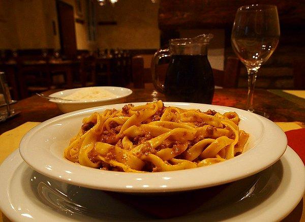 6. Bolognese sosu, spagetti ile değil tagliatelle ile servis edilmelidir.