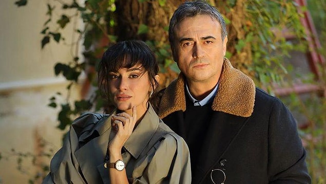 Bahadır İnce'nin yönetmen koltuğunda oturduğu, başrollerinde Hande Doğandemir ve Kutsi'nin yer aldığı Annemizi Saklarken dizisi, dün akşam ilk bölümüyle izleyiciyle buluştu.
