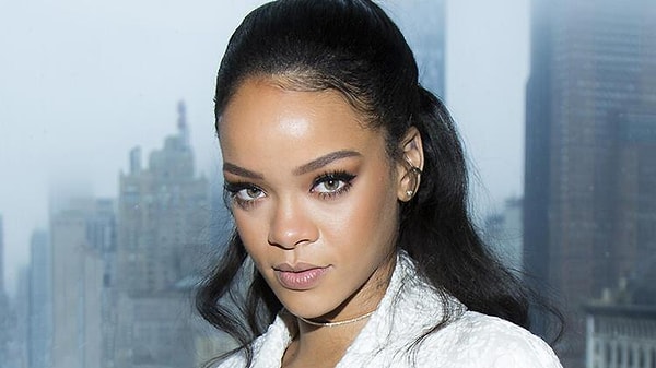 Dünya genelinde 230 milyonun üzerinde kayıt satan Rihanna, tüm zamanların en çok satan müzik sanatçılarından biri oldu.