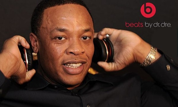 Dr. Dre, yarattığı Beats kulaklıklarıyla daha ünlü bile diyebiliriz. Ürün o kadar kaliteliydi ki Apple'ın ilgisini çekti ve sonunda Apple, Dr. Dre'nin şirketini 2014'te 3 milyar dolara satın aldı.