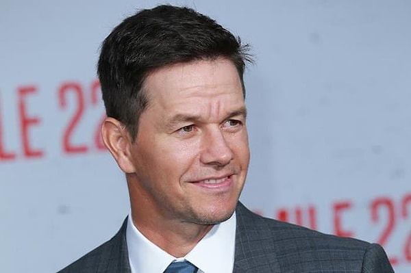 Ancak Mark Wahlberg ilk olarak Marky Mark adında bir rapçiydi. Müzik kariyeri ona rap döneminde genç bir idol olarak ün kazandırdı.