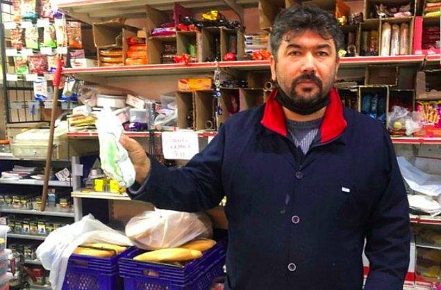 2. Ekonomik krizin hayat pahalılığını her geçen gün derinleştirmesi yurttaşlara zor günler yaşatıyor. İstanbul'da bir bakkal yağı bardakla üstelik de veresiye olarak sattığını anlattı.