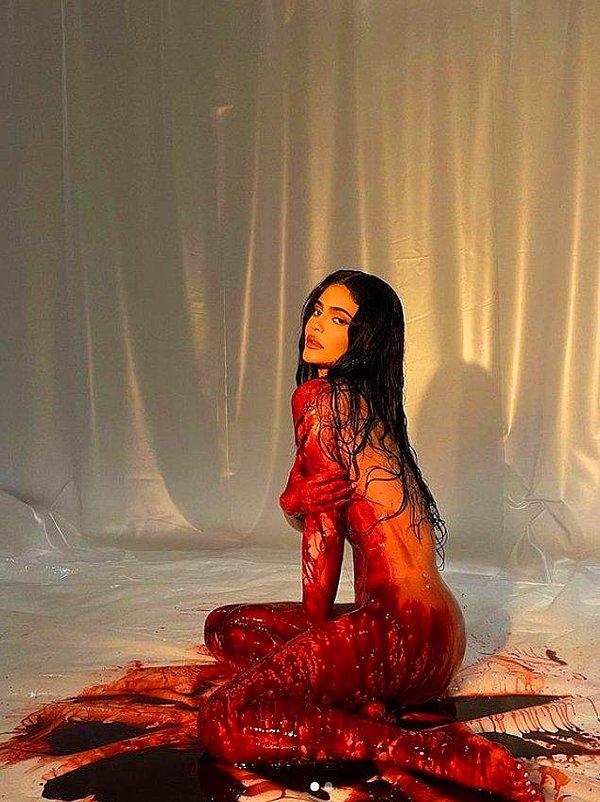 19. Kylie, bir reklam kampanyası için çırılçıplak soyunup kanla kaplı pozlar vermişti. Ee tabii bu pozlar epey gündem oldu.