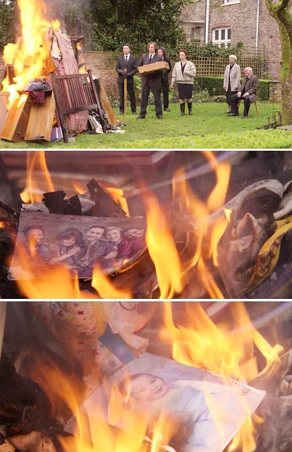28. 'It's a Sin' dizisinde ölen Gloria'nın bütün eşyalarının ailesi tarafından yakıldığı sahne... Üstelik bu eşyalarının arasında zamanında ulaşamayan Noel kartı da vardı.