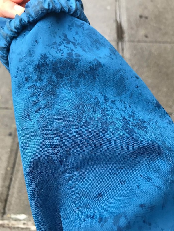 11. Если намочить этот дождевик, то появятся узоры цветочков