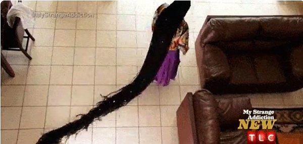 21. Saçlarını uzatmaya takıntılı olan bu kadının saçlarının uzunluğu tam olarak 6 metreye ulaşmış!