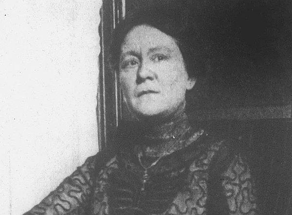 1912 yılında çözülemez denilen soygunu gizli görevle çözmeyi başardı ve New York'un ilk kadın dedektifi olarak atandı.