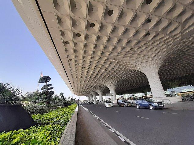 7. Hindistan'ın ilk havalimanı Mumbai'de yer alıyor. 2011 yılında dünyanın en iyi üçüncü havalimanı unvanını kazanmıştır.