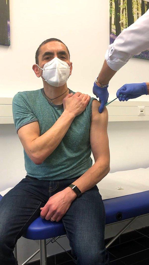 Uğur Şahin ise aşı olurken çektirdiği fotoğrafı uzun bir açıklama ile Linkedİn hesabından paylaşarak bu iddialara net bir yanıt verdi.
