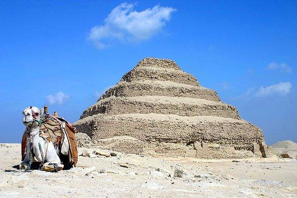 Piramit inşa etme geleneği yaklaşık 1100 yıl sürdü.