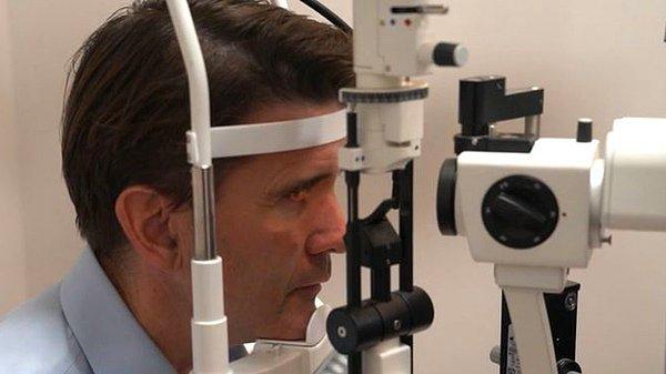 Vuity, yakını görmekte güçlük çeken insanlar için görme bozukluğunu uzun süre giderebiliyor. Bu nedenle hastalarda optik gözlük kullanımına ihtiyaç kalmıyor. İlacı geliştiren şirketin yaptığı açıklamalara göre, 15 dakika içinde etkisini gösteriyor ve her göze bir damla 6 ila 10 saate kadar daha keskin görüş sağlıyor.