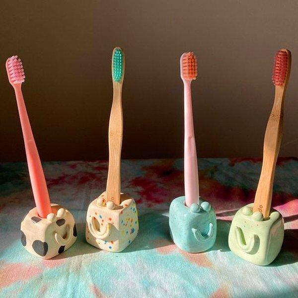 9. Seramik hamuruyla sıkça yapılan bir diğer şey ise diş fırçalıklar.