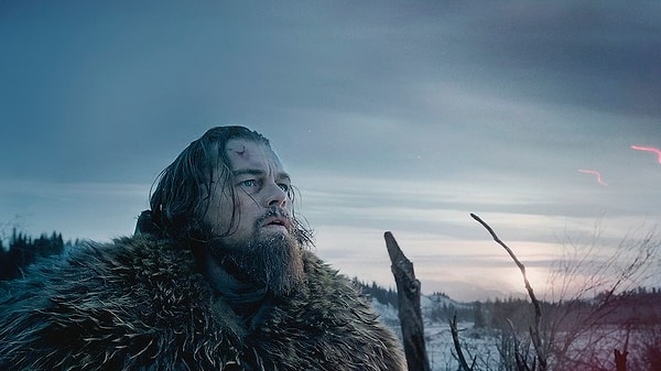 12. Leonardo Di Caprio vejetaryen olmasına rağmen The Revenant filminde çiğ bizon ciğeri yemeyi tercih etmiş.