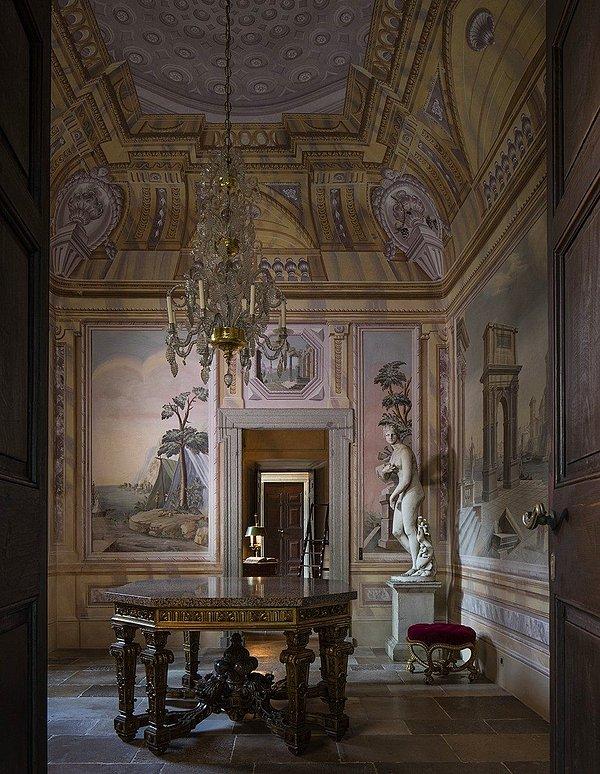 Villanın odalarında orta çağ Avrupa'sı kültüründen kalma heykeller ve çizimler mevcut.