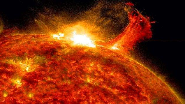 Öte yandan Güneş'te tespit edilen, bundan çok daha hafif patlamalar bile Dünya yörüngesindeki uzay araçlarına ve gezegendeki elektrik şebekelerine zarar verebiliyor.