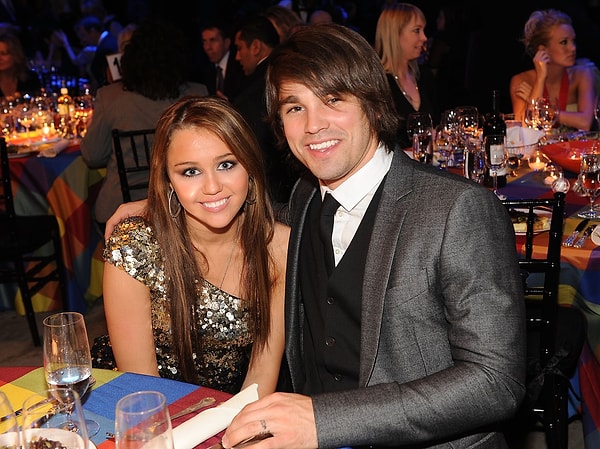 5. Justin Gaston ve Miley Cyrus görüşmeye başladıklarında oyuncu 20, Miley Cyrus 16 yaşındaydı.